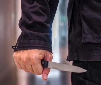 shutterstock-violenze-aggressione-coltello-845×522-1614248742935-1200×675