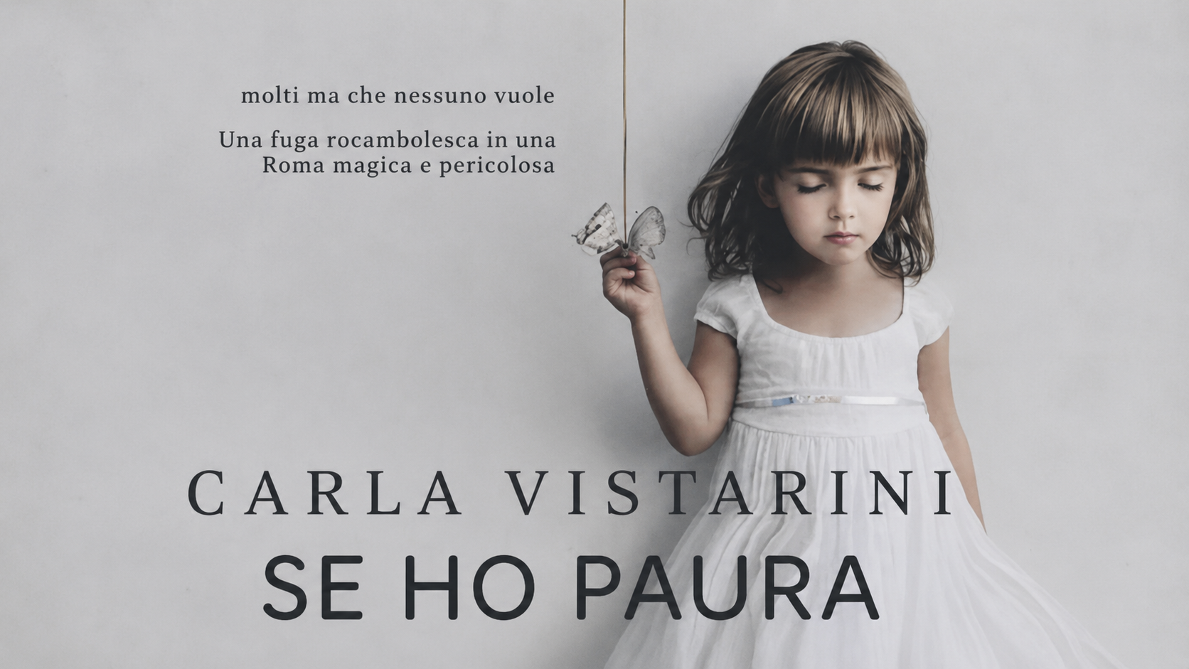 Una bambina con gli occhi chiusi indossa un vestito bianco e tiene una farfalla in mano davanti a uno sfondo chiaro minimalista, con il titolo “Se ho paura” e il nome di Carla Vistarini nella parte inferiore dell’immagine.
