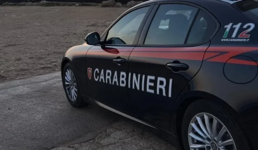 Auto dei Carabinieri nera con scritta bianca laterale “Carabinieri”, fotografata in una zona esterna al tramonto.