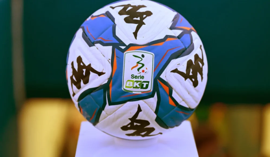 Primo piano del pallone ufficiale della Serie B con il logo Serie BKT visibile al centro.