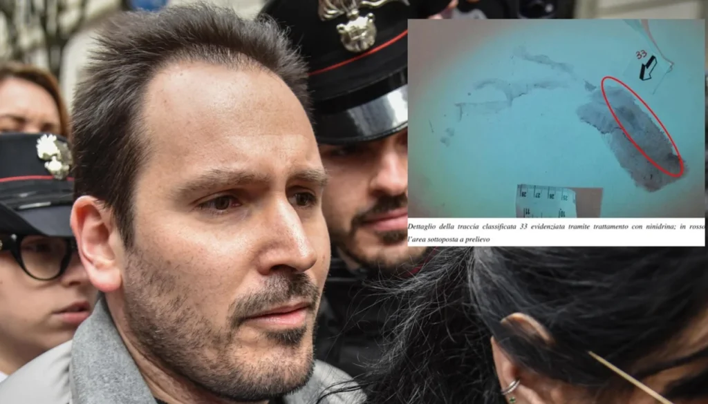 Primo piano di un uomo circondato da giornalisti e Carabinieri, con un riquadro in alto a destra che mostra un elemento investigativo evidenziato in rosso.