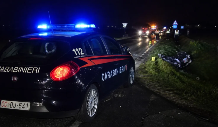 Auto dei Carabinieri con lampeggianti blu accesi durante un intervento notturno su una strada dove è avvenuto un incidente.