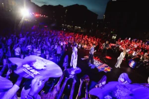 La folla di Piazza Municipio durante Red Bull Dance Your Style che ha dato vita ad una serata indimenticabile (Credit: Mauro Puccini / Red Bull Content Pull)