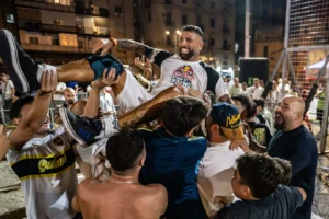 Il quartiere Lavinaio, vincitore dell'edizione 2025 di Red Bull Kind D'O Rione. (Credit: Giacomo Cosua / Red Bull Content Pool)
