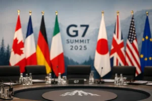 Sala conferenze allestita per un vertice del G7 con grande tavolo circolare, sedute istituzionali e bandiere dei Paesi membri sullo sfondo leggermente sfocate. Atmosfera diplomatica e formale che richiama il dialogo internazionale tra le principali economie mondiali.