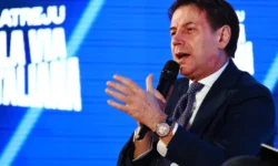 Giuseppe Conte durante un intervento pubblico a una manifestazione politica