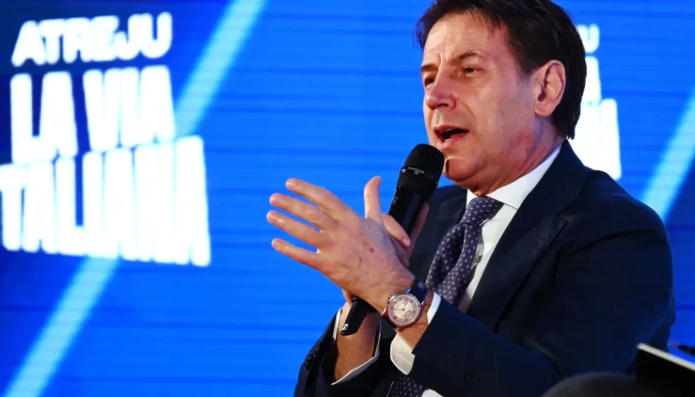 Giuseppe Conte durante un intervento pubblico a una manifestazione politica