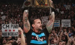 CM Punk alza il World Heavyweight Championship sopra la testa davanti a un'arena gremita di tifosi durante uno show WWE.