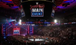 Vista panoramica dell'arena WWE allestita per Saturday Night's Main Event con il ring al centro e il pubblico sugli spalti.