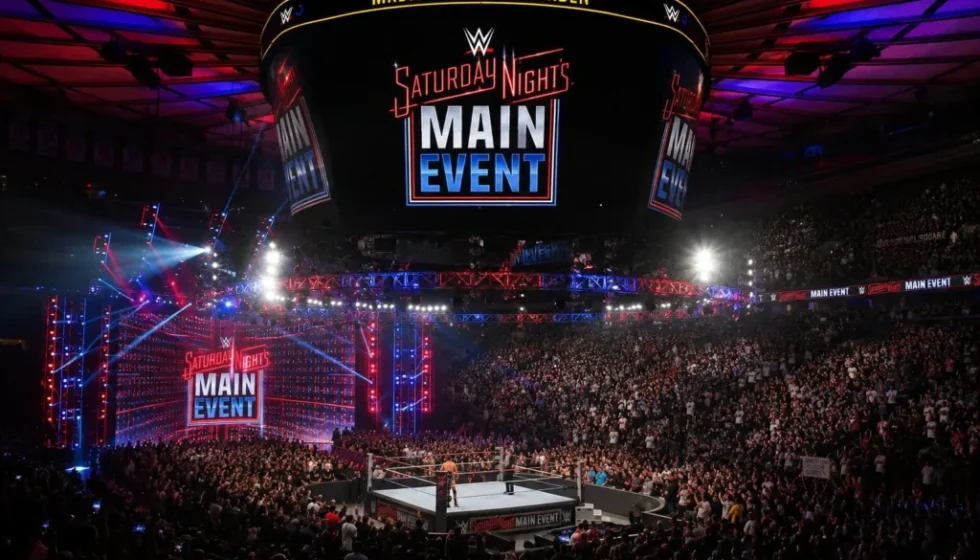 Vista panoramica dell'arena WWE allestita per Saturday Night's Main Event con il ring al centro e il pubblico sugli spalti.