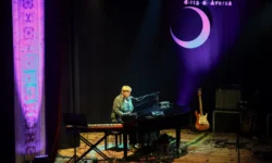 Esibizione al pianoforte durante un concerto live al Teatro Cimarosa di Aversa con illuminazione scenica viola.