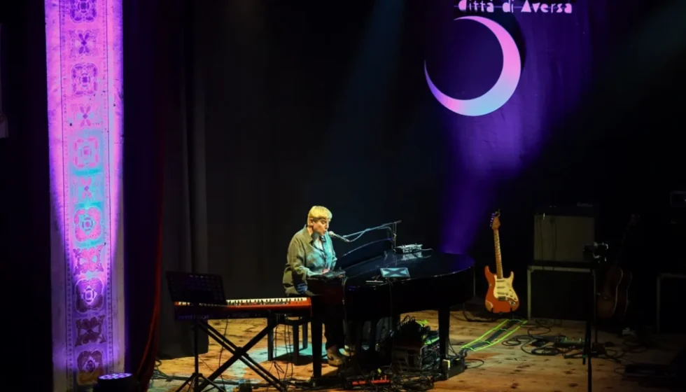 Esibizione al pianoforte durante un concerto live al Teatro Cimarosa di Aversa con illuminazione scenica viola.