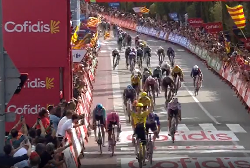 Mattew Brennan della Visma Lease a Bike ha vinto la quinta tappa della Vuelta Spagna con partenza a Falset e arrivo a Roquetes dopo 173,3 chilometri. Foto screen Eurosport