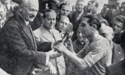 Meazza (a destra), capitano azzurro, riceve da Albert Lebrun la Coppa Rimet al termine del campionato del mondo 1938