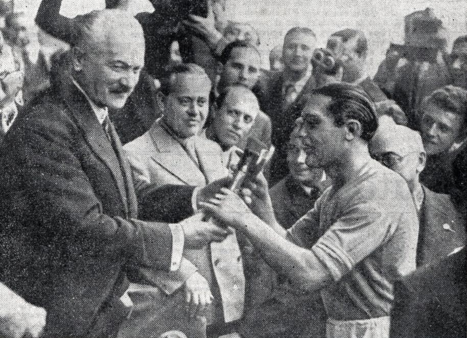 Meazza (a destra), capitano azzurro, riceve da Albert Lebrun la Coppa Rimet al termine del campionato del mondo 1938
