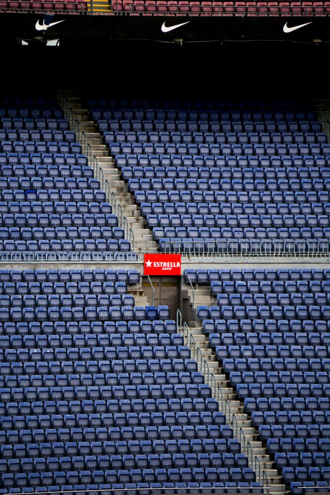 Tribune vuote di uno stadio con cartello