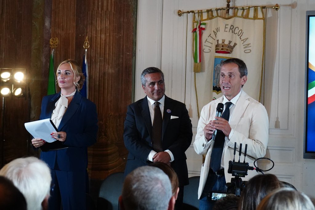 A Villa Campolieto si è svolta la cerimonia della Medaglia d’Argento dei Vigili del Fuoco “Carlo La Catena”