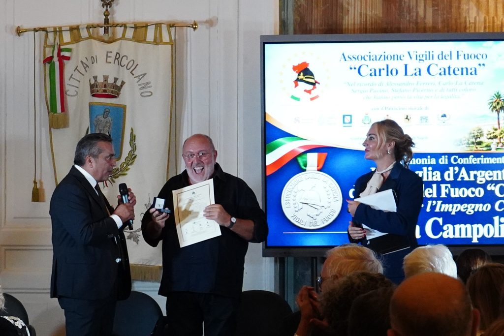 A Villa Campolieto si è svolta la cerimonia della Medaglia d’Argento dei Vigili del Fuoco “Carlo La Catena”