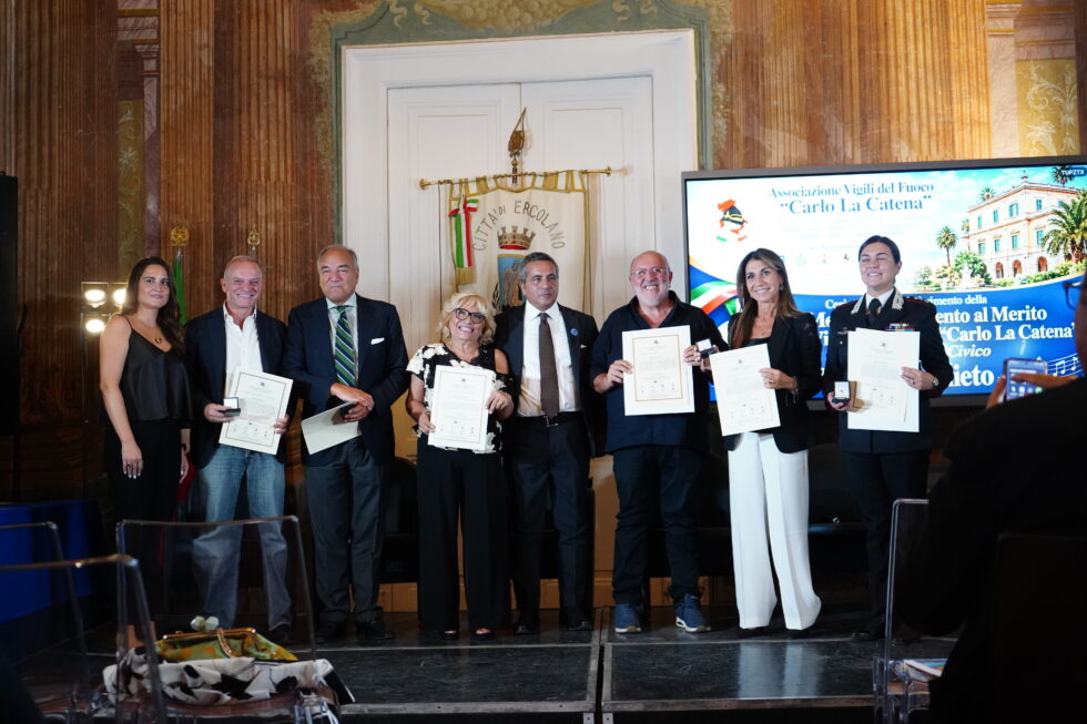 A Villa Campolieto si è svolta la cerimonia della Medaglia d’Argento dei Vigili del Fuoco “Carlo La Catena”