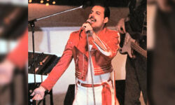 Freddie Mercury durante l'esibizione dei Queen al Festival di Sanremo 1984