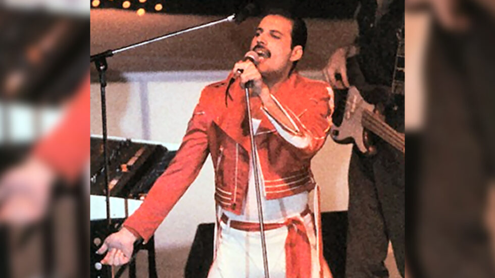 Freddie Mercury durante l'esibizione dei Queen al Festival di Sanremo 1984