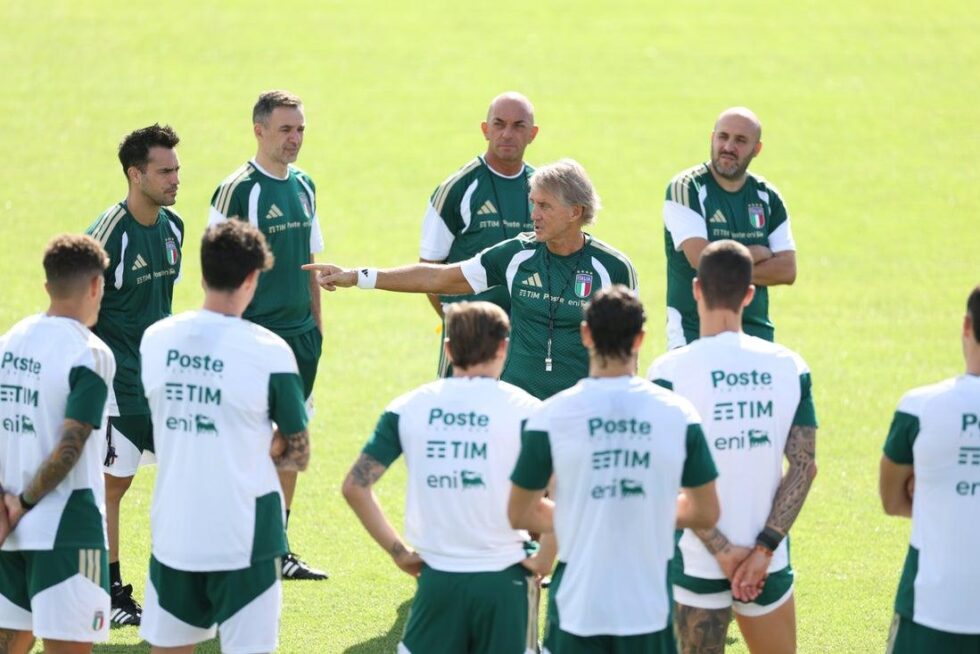 Mancini guida l'allenamento dell'Italia