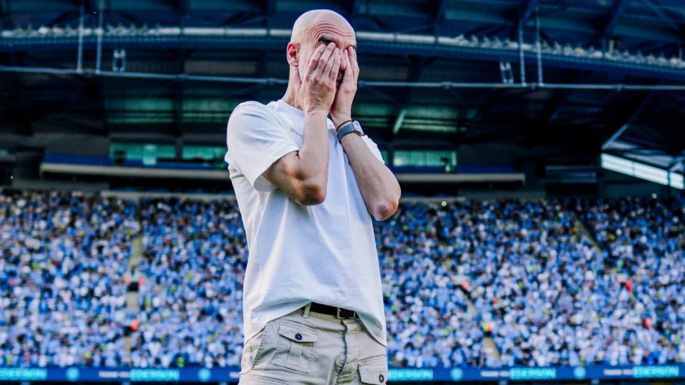 Pep Guardiola si ricompone prima di rivolgersi al suo pubblico adorante durante l'adio al Mancester City