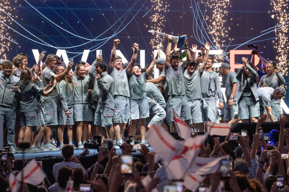 Luna Rossa strepitosa batte New Zealand nel Golfo di Napoli per la 38 America's Cup