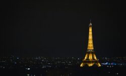 Elodie incanta Parigi in rosso fuoco