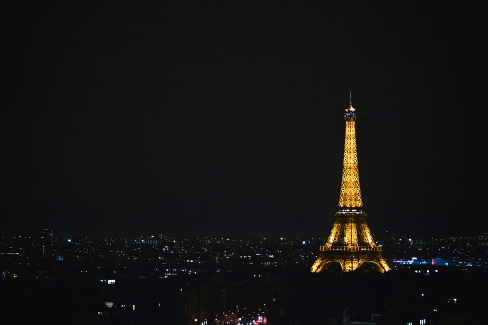 Elodie incanta Parigi in rosso fuoco
