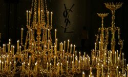 Saint Laurent si veste d'oro