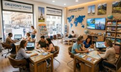 Interno di un'agenzia di viaggi con clienti e agenti seduti a scrivanie in legno, mappe turistiche, brochure esposte e decorazioni a tema viaggio sulle pareti.
