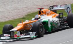 Paul di Resta durante la prima sessione di prove libere del Gran Premio della Malesia di Formula 1 del 2012, sul circuito di Sepang